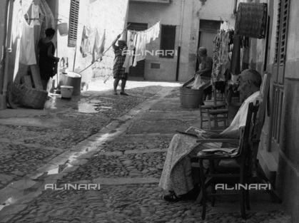 Credit Foto: Strada, strapuntino della casa, 1968, - Foto di Mimmo Pintacuda © Fratelli Alinari S.p.A. - Tutti i diritti riservati